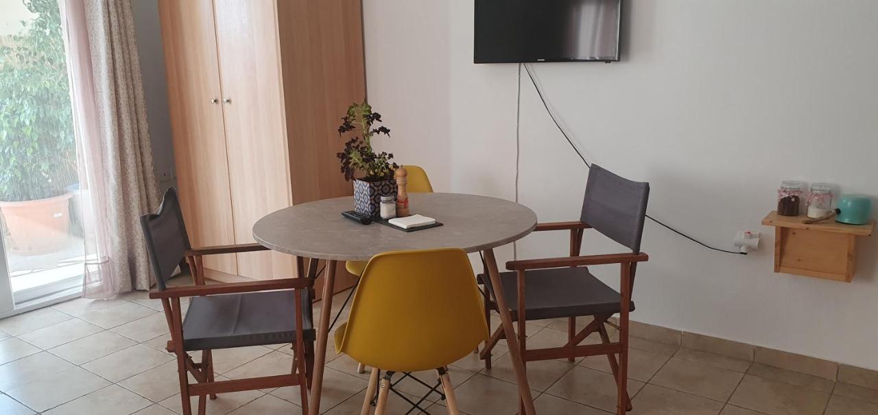 Γ3 - The Weekend Getaway One Apartment Aigio Bagian luar foto