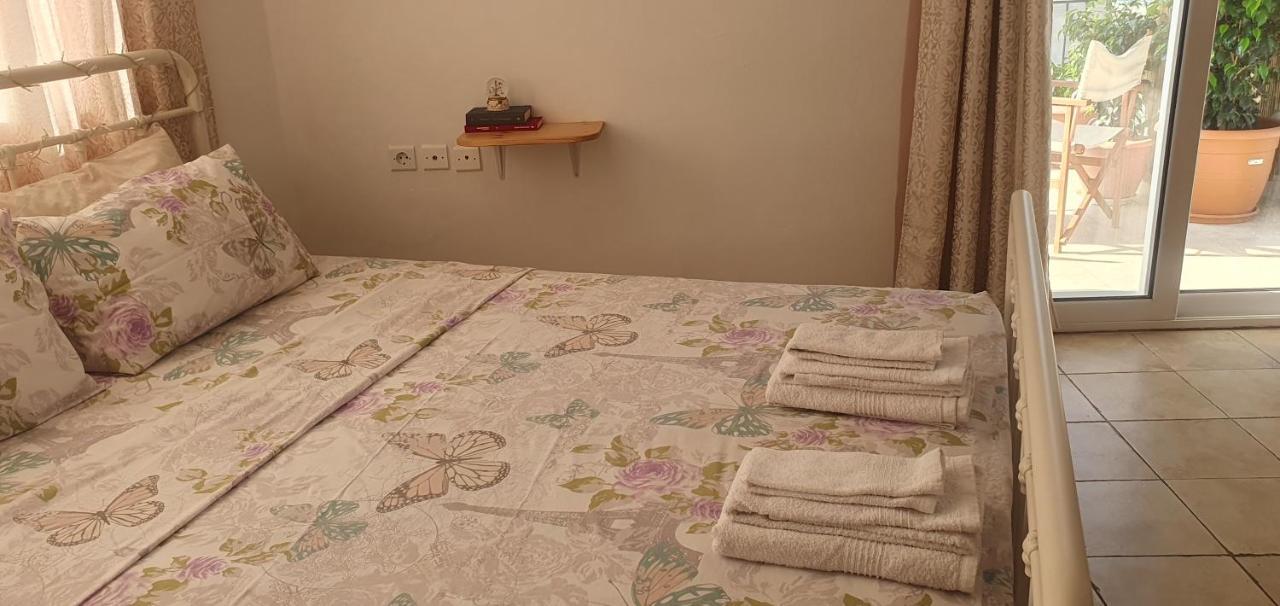 Γ3 - The Weekend Getaway One Apartment Aigio Bagian luar foto