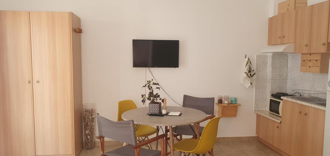 Γ3 - The Weekend Getaway One Apartment Aigio Bagian luar foto